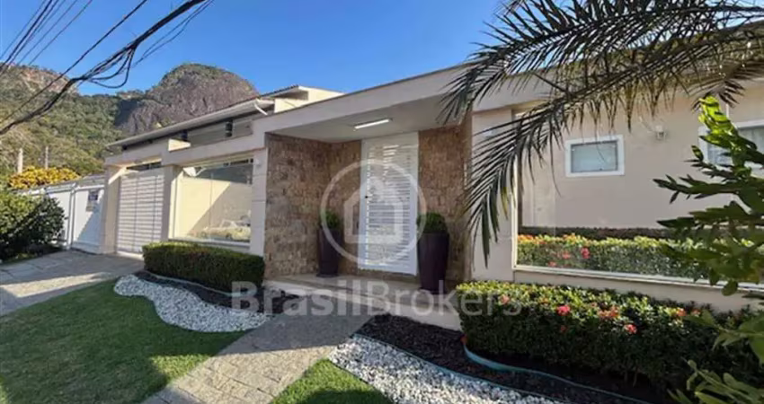 Excelente casa linear com altíssimo padrão de qualidade e beleza  dentro de condomínio fechado com lazer para toda família.