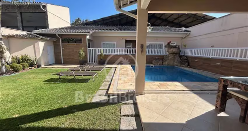Excelente casa linear com altíssimo padrão de qualidade e beleza  dentro de condomínio fechado com lazer para toda família.