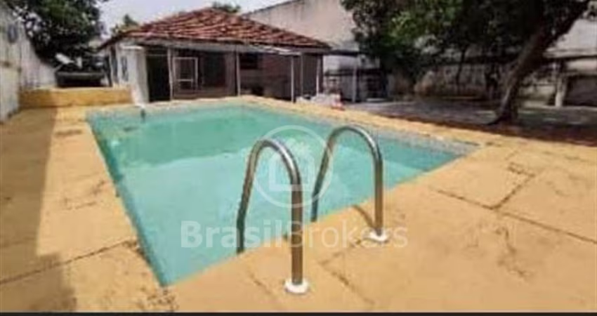 Ótima casa linear 3 quartos com área de lazer piscina