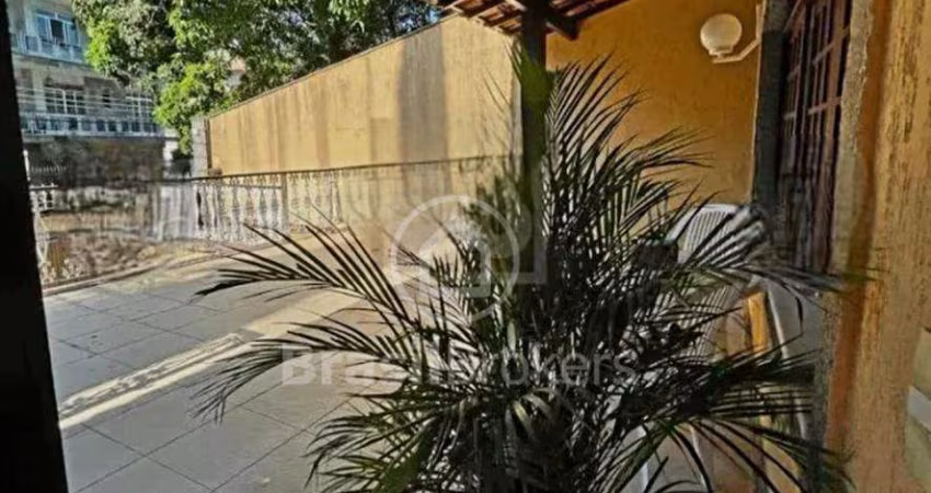 Linda casa duplex com 5 quartos em 384 m² de área construída, localizada no Quebra coco!