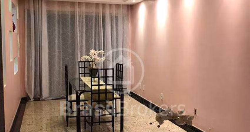 Excelente casa triplex com 386 m²; de área construída.em rua plana no jardim Carioca próximo à Estrada do Galeão