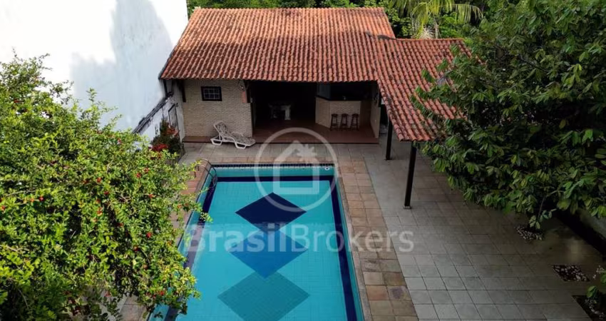 Maravilhosa casa duplex parte baixa do Jardim Guanabara com linda área de lazer piscina e churrasqueira