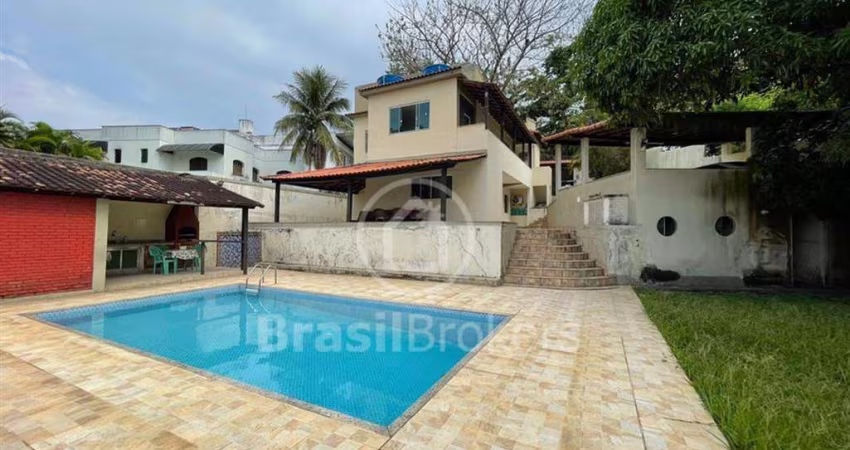 Casa à venda com 351,00m² e 4 quartos em Jardim Guanabara, Rio de Janeiro - rj