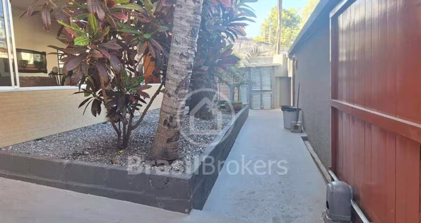 Casa em condomínio fechado com guarita 24 horas
