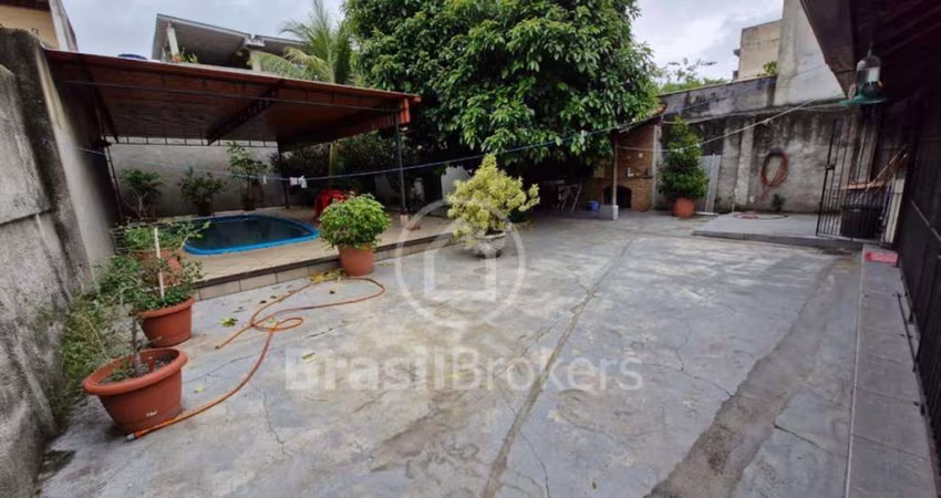 Casa LINEAR, 4 quartos e com enorme quintal !!
