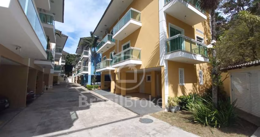 Casa Triplex em Condominio Fechado na Praia da Bandeira