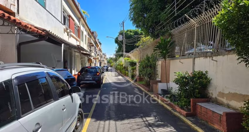 Linda casa triplex na Portuguesa ao lado do shopping Ilha Plaza