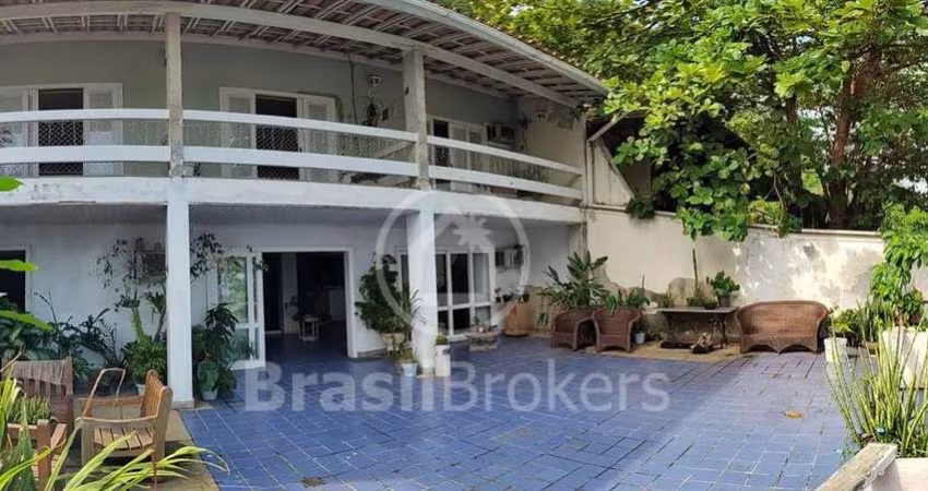 Casa de Frente para a Praia da Bica com vista deslumbrante!