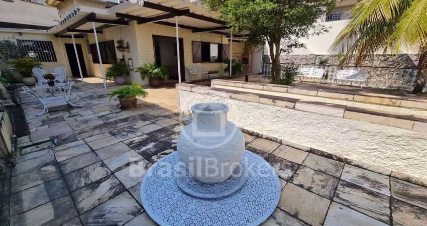 CASA LINEAR COM 3 QUARTOS - 323m² - JARDIM GUANABARA - RJ