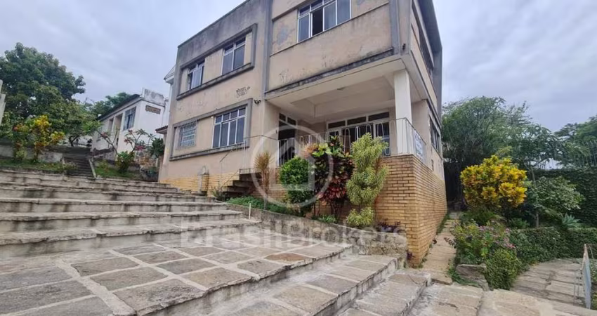 CASA BIFAMILIAR com 314m² de ÁREA EDIFICADA e 524,40m² de ÁREA TOTAL