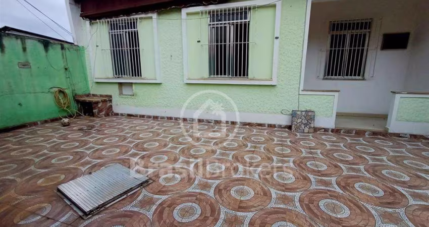 Casa de  3 quartos em rua plana e próxima à clinica da família da Combu no Cacuia