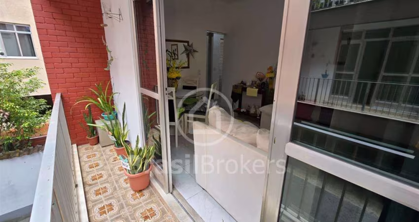 Ótimo apartamento 2 quartos a venda com varanda e elevador