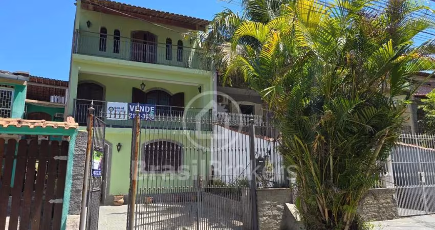 Casa à venda triplex 5 quartos com piscina, churrasqueira, salão de festas em rua fechada Moneró