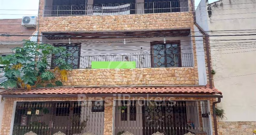 Espaçosa Casa de 3 Pavimentos à Venda na Portuguesa – Ilha do Governador