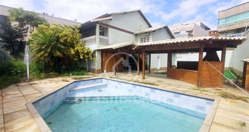 Casa duplex com 4 quartos, 4 suítes , área de lazer com campinho de futebol, piscina e churrasqueira no Quebra coco!