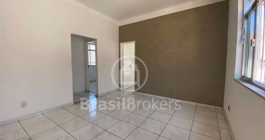ÓTIMO  APARTAMENTO DE 2 QUARTOS AO LADO DO COMERCIO E CONDUÇÃO