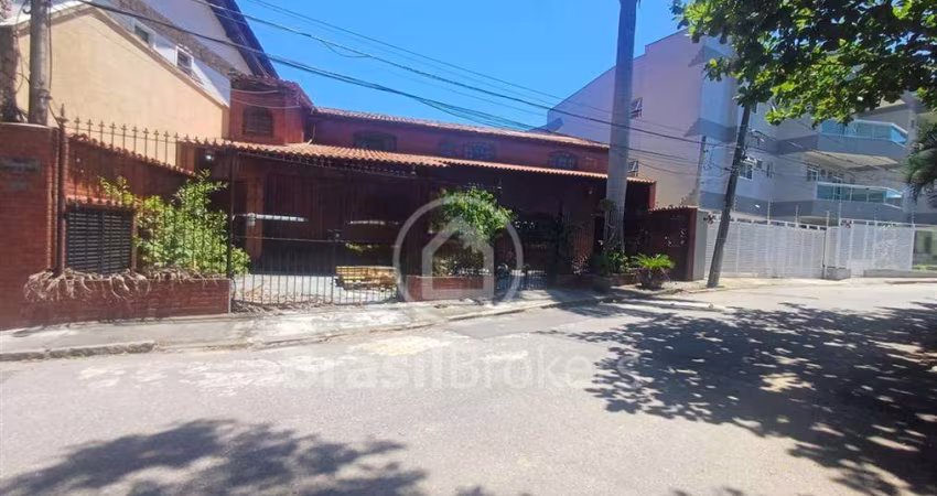 Casa linear de  3 quartos, área gourmet e piscina com vista Baía de Guanabara em rua tranquila residencial e arborizada!