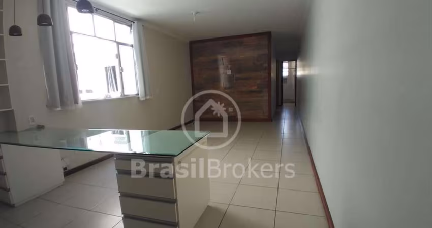 Apartamento de 2 quartos com dependência revertida em escritório com suíte em prédio com elevador na Freguesia, Ilha do Governador!
