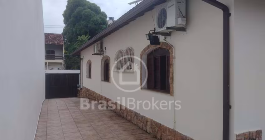 Casa linear de 3 quartos e 3 suítes na Rua Chapot Prevost, juntinho à Praia da Guanabara!