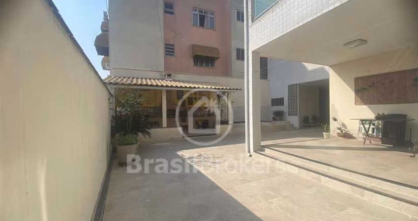 CASA ESPETACULAR COM ÁREA DE LAZER COMPLETA