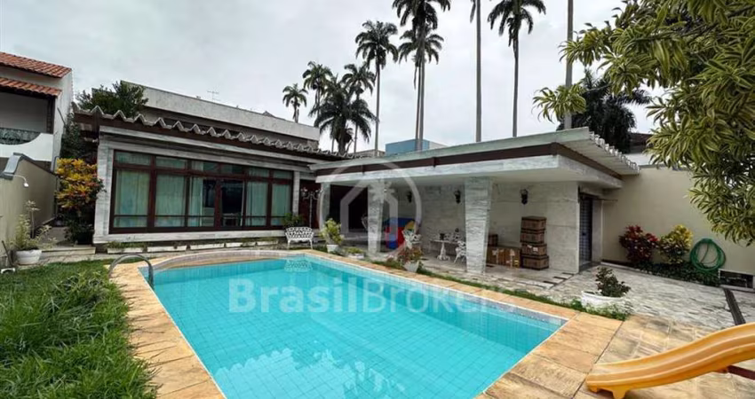 *Charmosa Casa Ideal para Duas Famílias em Excelente Localização*