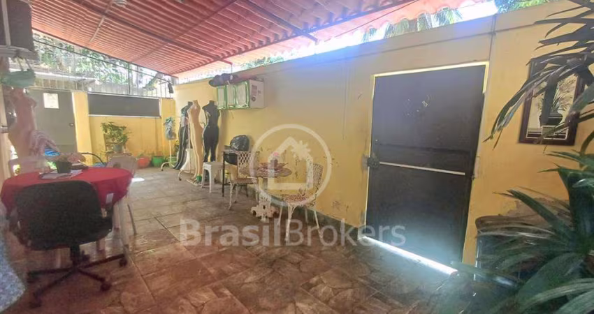 Apartamento tipo casa de 02 quartos no térreo frente na parte baixa do Jardim Carioca, próximo à Estrada do Galeão