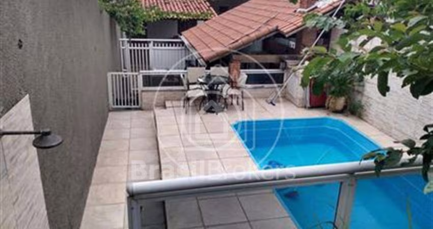 Casa 3 quartos, sendo 1 suíte