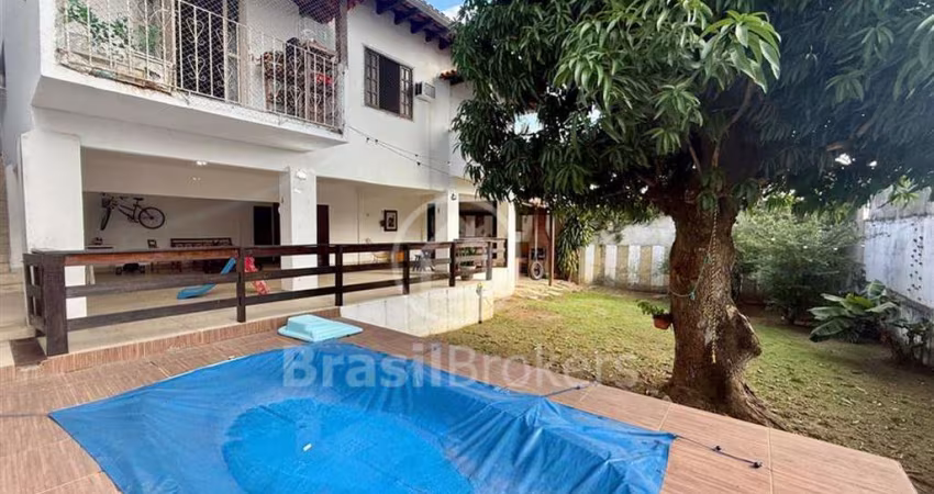 Casa Linear com Clima de Montanha – 3 Quartos (1 Suíte), Escritório, Piscina e Área de Lazer Completa!
