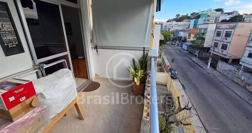 Ótimo apartamento sala/quarto com elevador e varanda na Freguesia