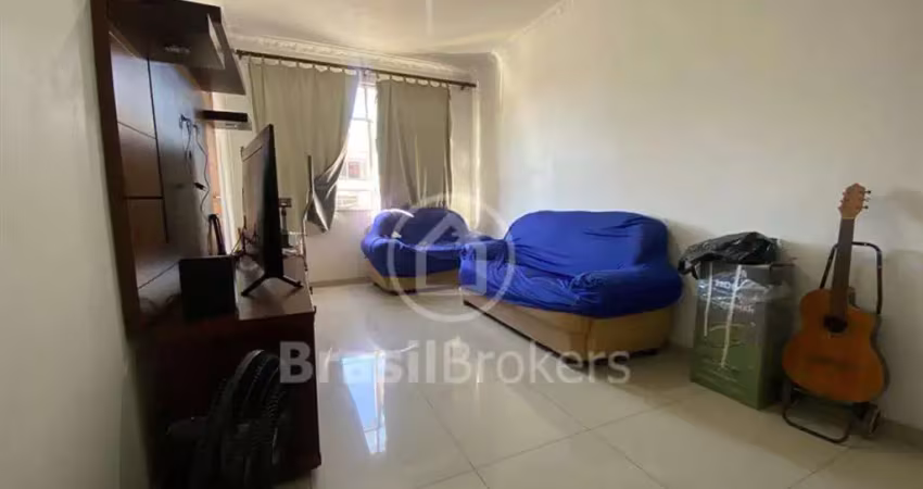 Apartamento claro e arejado 2 quartos com dependência
