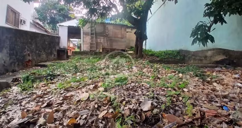 Terreno bem localizado na principal rua da freguesia