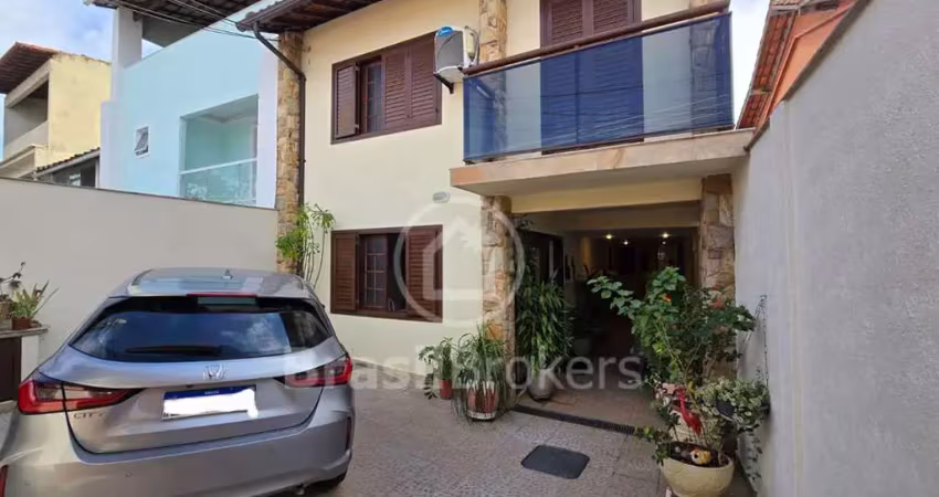 Excelente casa em condomínio fechado próximo ao brazuca com 225m² - 5 quartos (2 suítes)