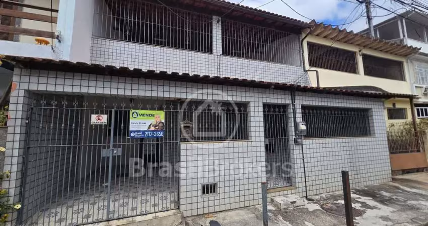 Exclusividade casa na portuguesa com 2 quartos, 1 vaga e terraço com churrasqueira