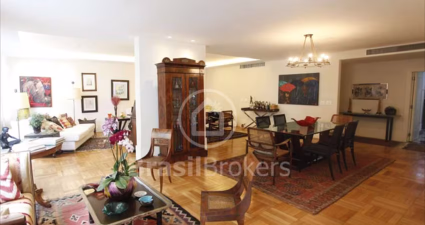 Apartamento reformado, com 4 quartos, 379 m², em Copacabana