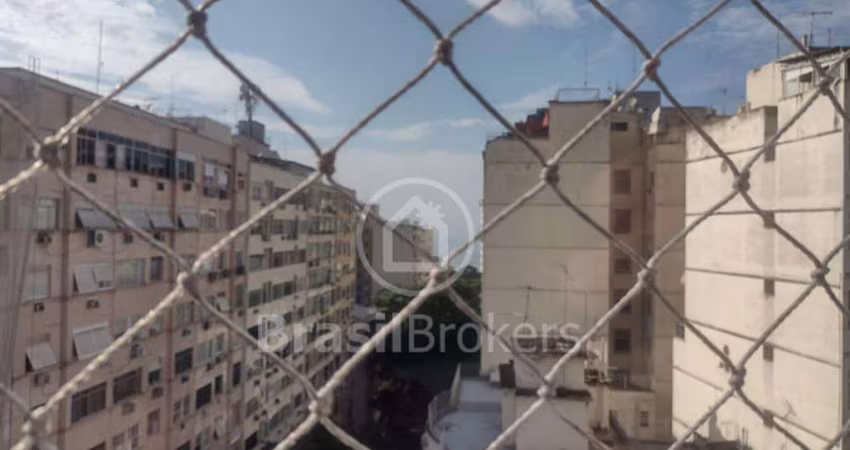 Apartamento, 2 quartos, uma suíte- posto 2 Copacabana- RJ