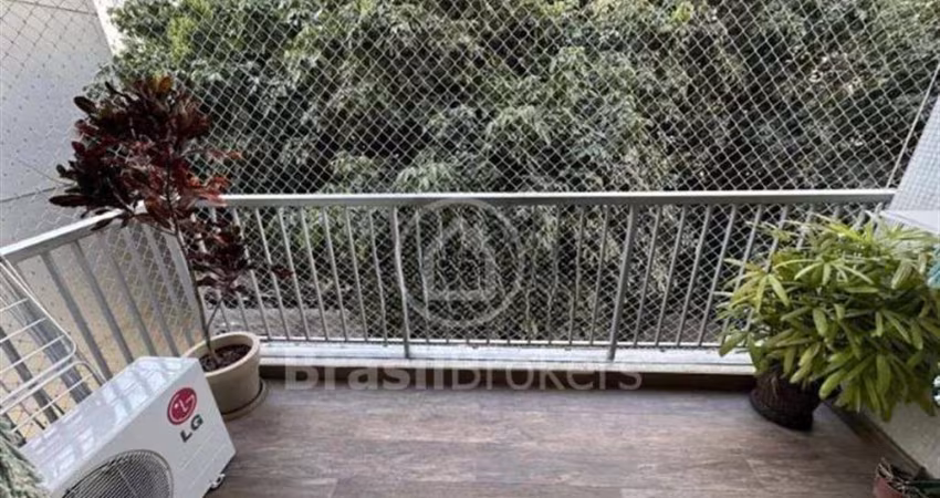 Apartamento reformado de 3 quartos na Rua Afonso Pena