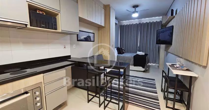 Studio Mobiliado a Passos da Praia de Copacabana!
