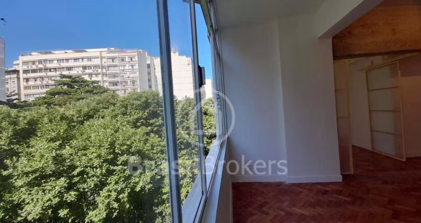Apartamento à venda com 110,00m² e 3 quartos em Copacabana Posto 4, Rio de Janeiro - RJ