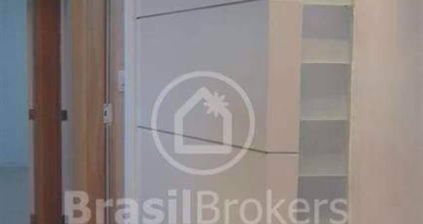APARTAMENTO REFORMADO EM PRÉDIO CHARMOSO NO FLAMENGO