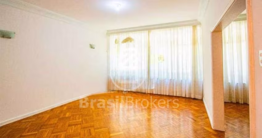 Apartamento com 232 m² e garagem na quadra da praia