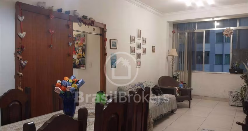 Leme, andar alto, frente! À 2 minutos da praia, 3 quartos, suíte, dependências completas e 1 vaga escriturada.