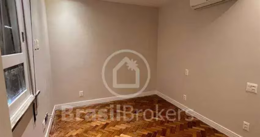 Apartamento primeira quadra da praia reformado por arquiteta.