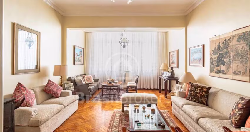 Apartamento em prédio de época charmoso, no Leblon, com 132 m², sala, 3 quartos e 1 vaga.