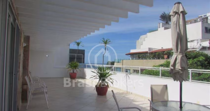 Ampla cobertura linear com vista lateral para a praia do Leblon e Morro 2 irmãos !