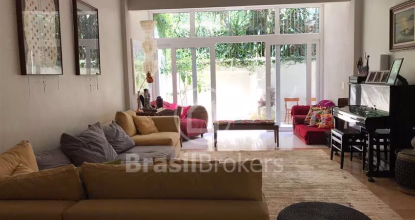 Apartamento térreo com 3 quartos e 137 metros quadrados na Gávea.