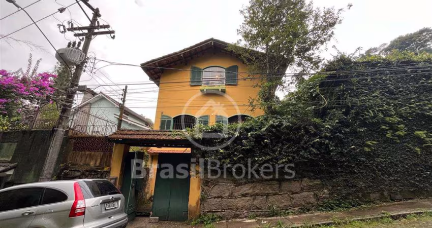 Casa charmosa e aconchegante, em rua nobre, no Centro de Petrópolis !