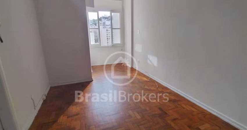 CHARMOSO APARTAMENTO NA GLORIA DE 1 QUARTO E SALA