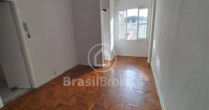 CHARMOSO APARTAMENTO NA GLORIA DE 1 QUARTO E SALA