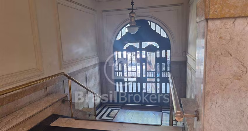Apartamento de 3 quartos em prédio histórico de Copacabana