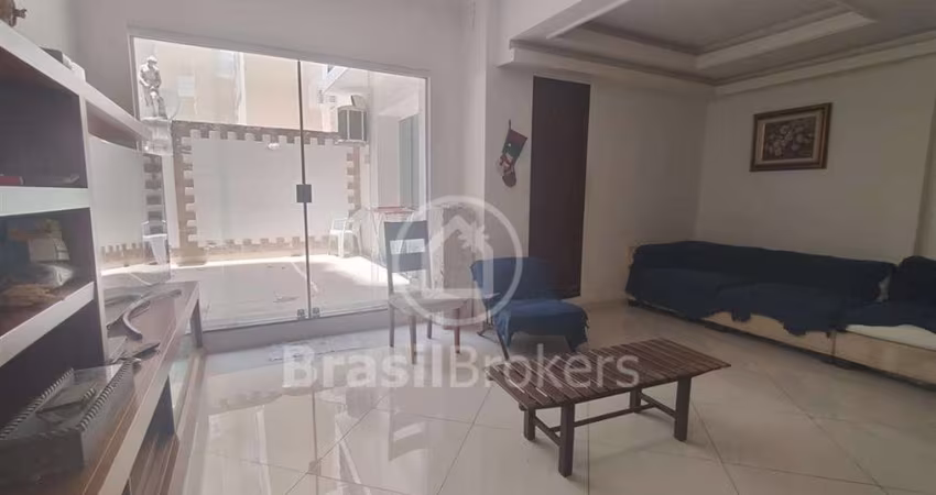 Apartamento tipo casa, com 3 quartos, e 2 áreas externas na 2ª Quadra da Praia !